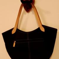 Borsa nera con manici marroni da donna 