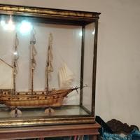 modellino di barca in legno artigianale