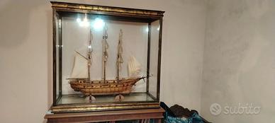 modellino di barca in legno artigianale