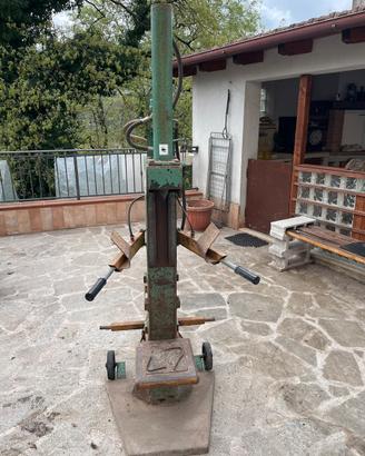 Spaccalegna verticale a trattore. Di qualità