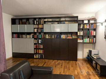 Soggiorno composto da parete attrezzata e divano