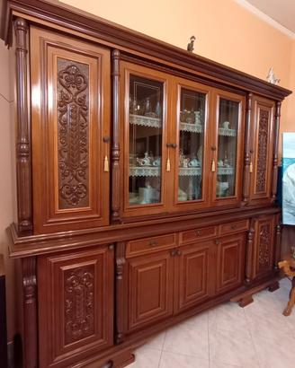 Camera da pranzo in stile antico