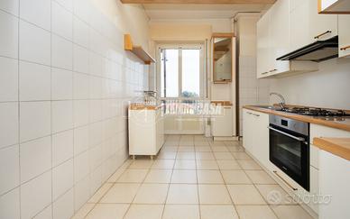 BILOCALE LIBERO SUBITO PIANO ALTO CON ASCENSORE A