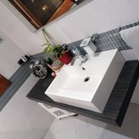 lavabo in appoggio su mobile in legno