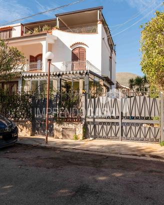 Villa Unifamiliare mq 250 + mq 300 spazi esterni