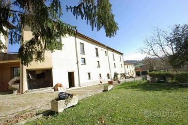 Rustico / Casale di 400 m² con più di 5 locali a P