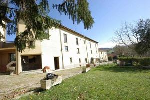 Rustico / Casale di 400 m² con più di 5 locali a P