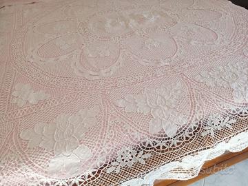 Copriletto matrimoniale vintage con pizzo a mano