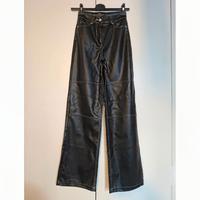 Pantaloni in similpelle neri con cuciture a contra