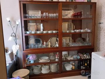 Cristalliera in legno colore noce