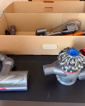 Dyson aspirapolvere v8 con accessori