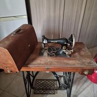 Macchina da cucire vintage con mobile originale
