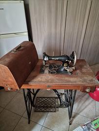 Macchina da cucire vintage con mobile originale