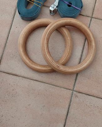 Anelli per ginnastica in legno completi di cinghie