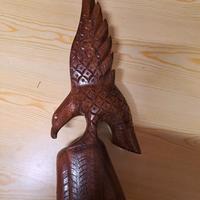 aquila in legno intagliata a mano.