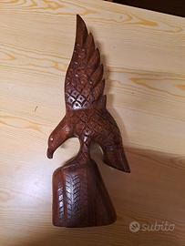 aquila in legno intagliata a mano.