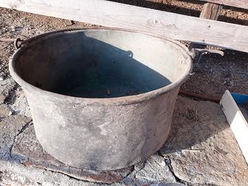 Vecchio paiolo in rame