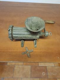 Tritacarne manuale d'epoca in ghisa "Tre Spade"