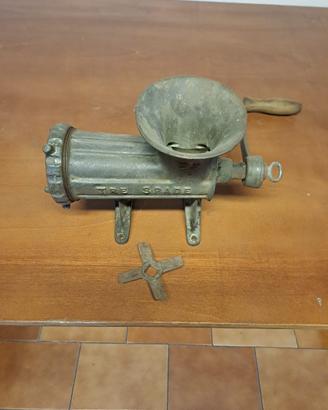 Tritacarne manuale d'epoca in ghisa "Tre Spade"