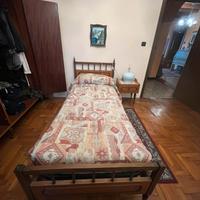 Letto singolo con comodino