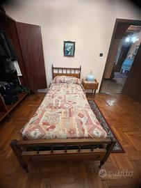 Letto singolo con comodino
