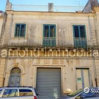 Palazzo storico su tre livelli a piedimonte etneo