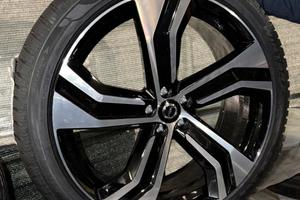 Kit Volvo xc90 275/35 r22 Pirelli e cerchi OEM