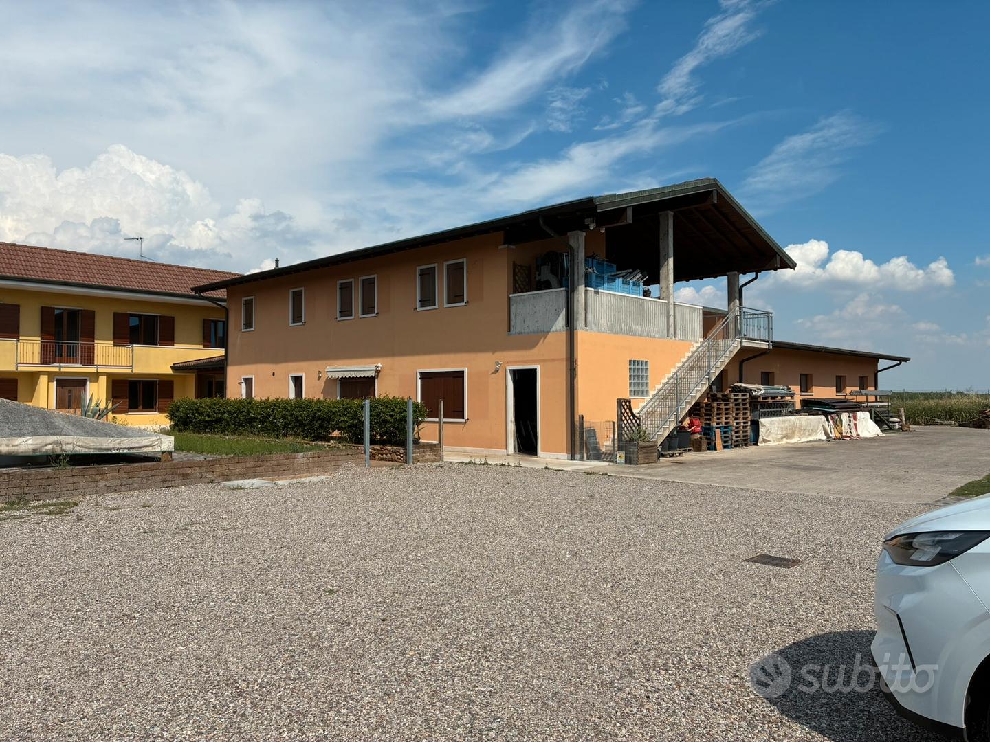 Casa con corte di proprietà' e rustici - Vista 2