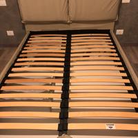 Letto matrimoniale IKEA con contenitore e cuscini