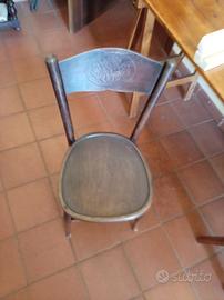 Letto a rete con due sedie