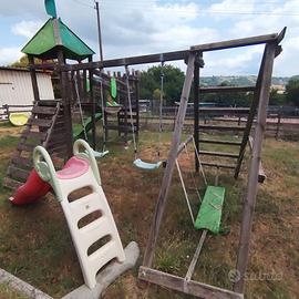 Parco giochi in legno con 2 scivoli