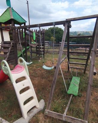 Parco giochi in legno con 2 scivoli