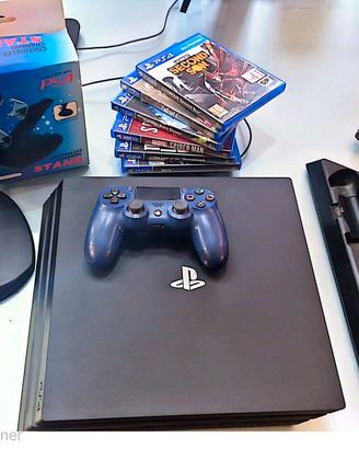 PlayStation 4 Pro (1TB) + 6 Giochi Top + Stand Ric