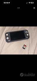 Nintendo switch lite insieme a gioco kirby