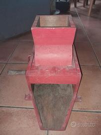 Antica macchina sgranatoio con manovella