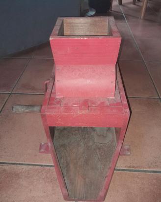 Antica macchina sgranatoio con manovella