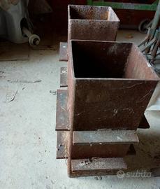 Coppia di guide in ferro per pilastri cancello.