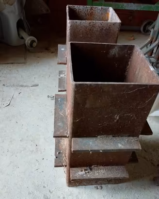 Coppia di guide in ferro per pilastri cancello.