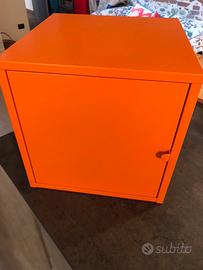 Ikea mensola da parete chiusa