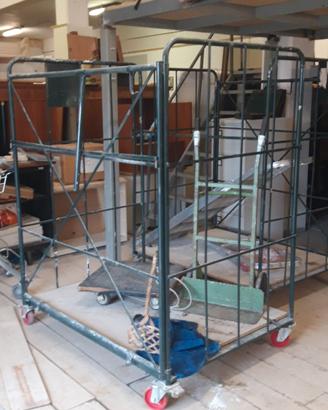 Carrelli su ruote per magazzino