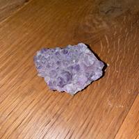 drusa di ametista grezza con base verde cristallo
