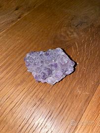 drusa di ametista grezza con base verde cristallo