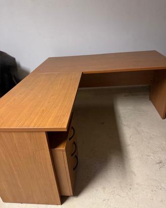 Scrivania da ufficio ad angolo con cassettiera