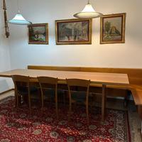 Tavolo con panca e sedie