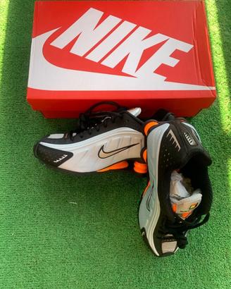 NIKE SHOX R4