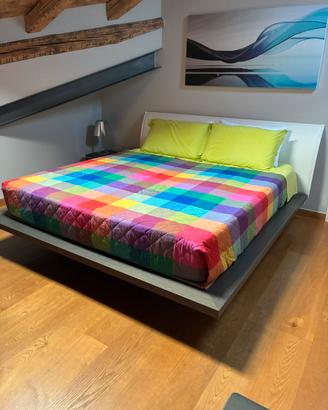 Camera da letto e tavolo con sedie soggiorno