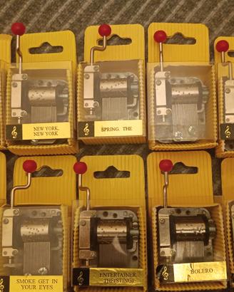 Mini collezione di 10 carillon a mano