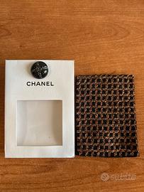 bottone originale Chanel con campione in tessuto