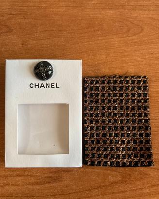 bottone originale Chanel con campione in tessuto
