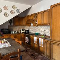 Cucina completa e tavolo in marmo con sedie